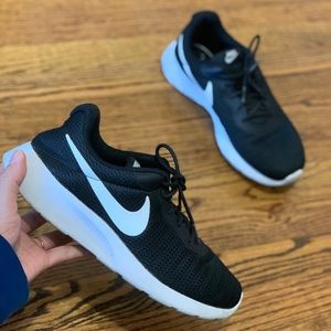 BLACK/WHITE NIKE ATHLETIC SHOE